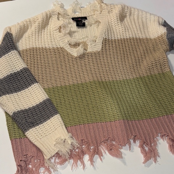 Runway Sweaters - Chicwish Women's Frayed‎ Hem V-Neck Sweater - Cream, Gray, Green, Pink